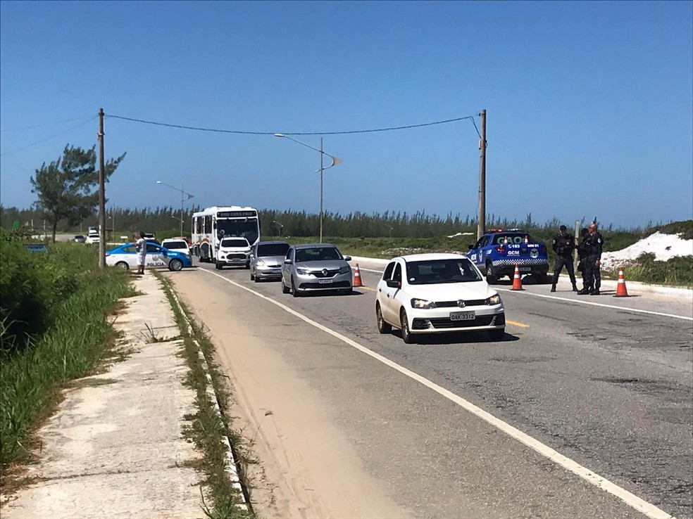 Polícia Militar e Guarda Municipal auxiliam no cumprimento do decreto que impede entrada de veículos de turismo em Arraial do Cabo, no RJ — Foto: Vinícius Pereira/Lagos Notícias