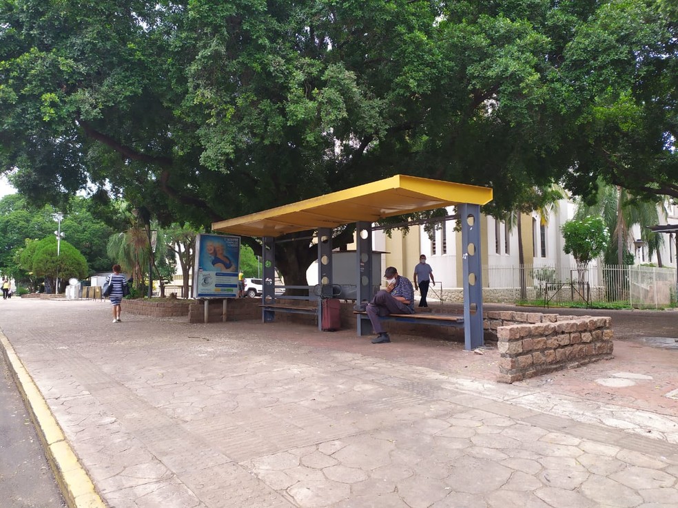 Funcionários do Sindicato dos Trabalhadores em Transporte Terrestre de Presidente Prudente e Região (Sintrattepp) entraram em greve na manhã desta quinta-feira (29) — Foto: Bruna Bachega/TV Fronteira