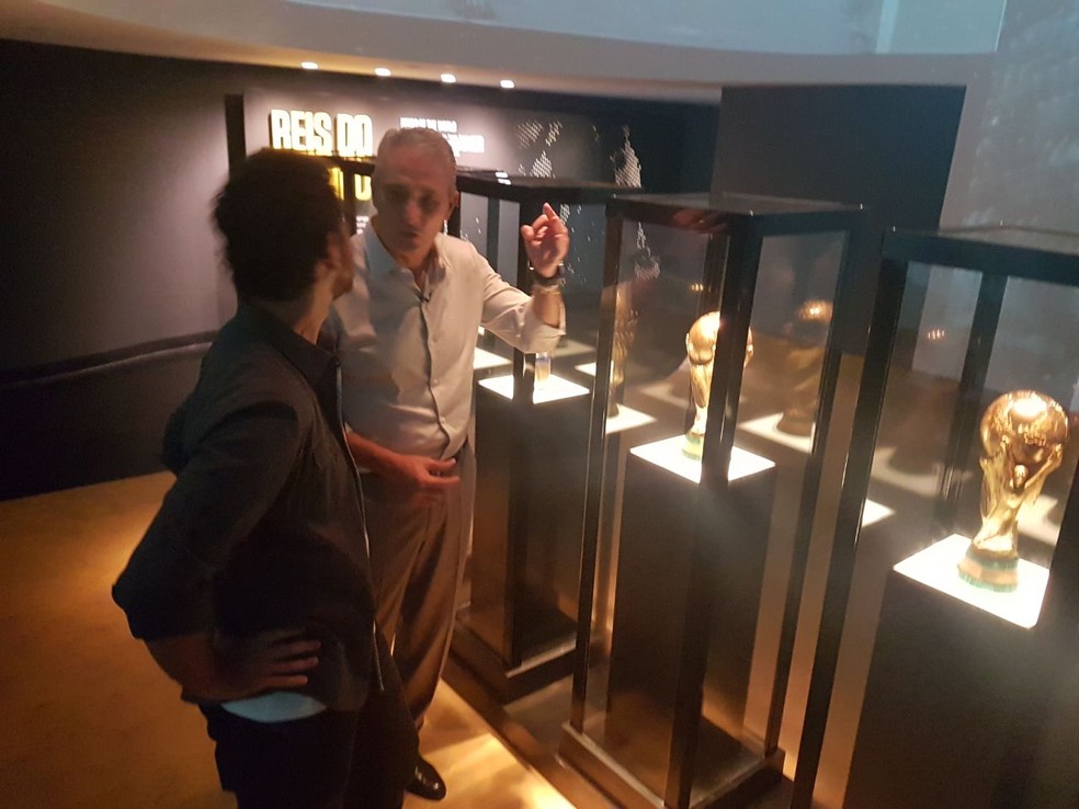 Tite durante a visita ao museu da CBF com o Esporte Espetacular (Foto: Marcel Lins)