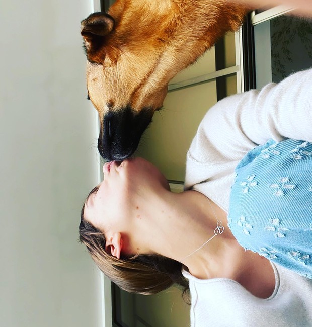 Camila Queiroz e seu cachorro (Foto: Reprodução / Instagram)