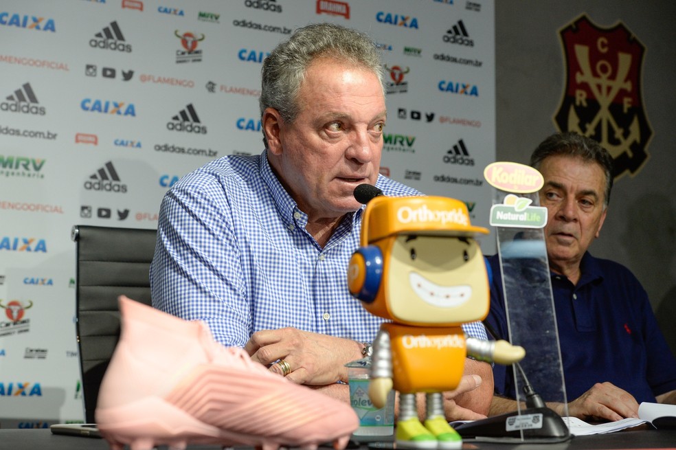 Abel é observado por Paulo Pelaipe durante coletiva — Foto: Alexandre Vidal/Flamengo