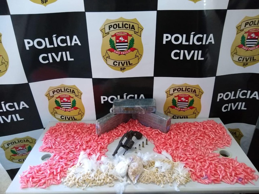 Pol&iacute;cia Civil apreendeu mais de cinco quilos de drogas e uma arma em Pariquera-A&ccedil;&uacute; &mdash; Foto: Divulga&ccedil;&atilde;o/Pol&iacute;cia Civil