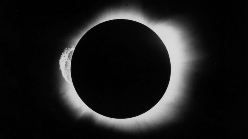 Eclipse que ocorrerá neste domingo será o único do ano de 2022 (Foto: Science Photo Gallery via BBC News Brasil)