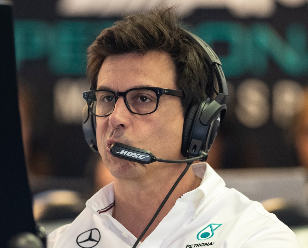 Toto Wolff com cara de poucos amigos após pole da Ferrari — Foto: Getty Images