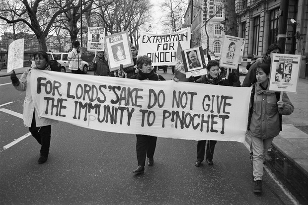 Protestos em Londres pedem a extradição de Pinochet, em 1999 (Foto: Getty Images)