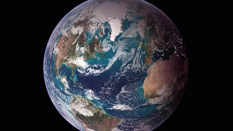 A Terra vista do espaço (Foto: NASA IMAGES BY RETO STÖCKLI. via BBC)