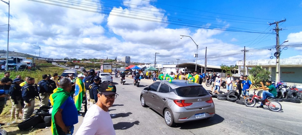 Manifestantes realizam interdição parcial na BR-232, em Caruaru — Foto: Eliaquim Oliveira