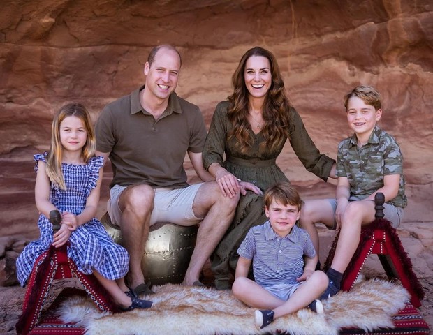 O príncipe William e Kate Middleton com os três filhos, Charlotte, Louis e George (Foto: Reprodução Instagram)