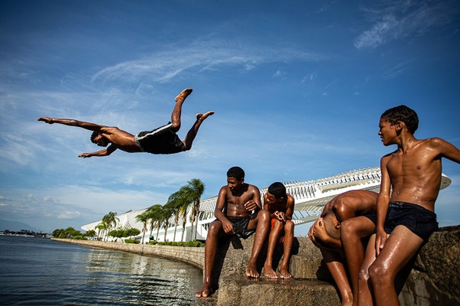 Crianças tomam banho na Baia de Guanabara perto do Museu do Amanhã, na Praça Mauá