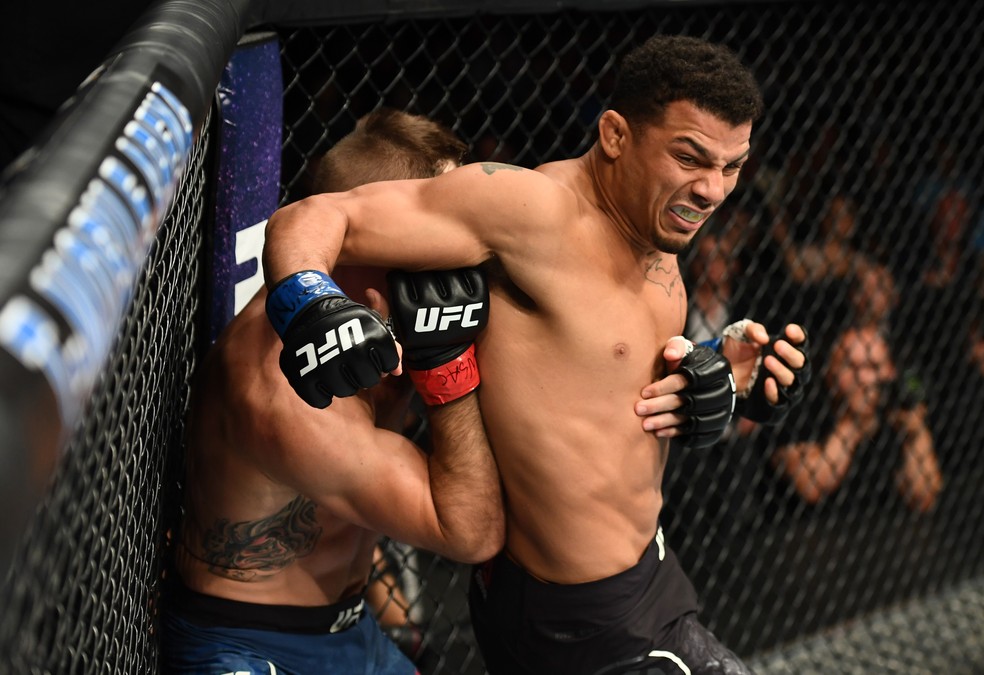 Drakkar Klose solta a cotovelada contra Lando Vannata na luta junto à grade (Foto: Josh Hedges/Getty Images)