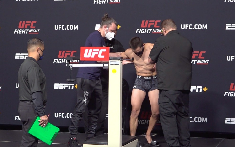 Ryan Benoit é amparado na pesagem do UFC — Foto: Evelyn Rodrigues