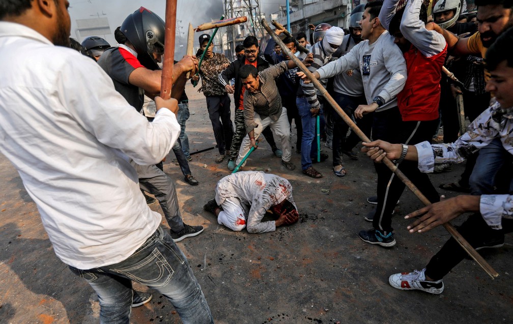 Um grupo de homens gritando slogans pró-hindus espancou Mohammad Zubair, de 37 anos, que é muçulmano, durante protestos provocados por uma nova lei de cidadania em Nova Delhi, na Índia, em 24 de fevereiro — Foto:  Danish Siddiqui/Reuters