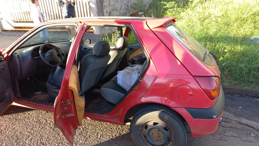 Junto ao criminoso, Polícia Civil de Bauru encontrou cerca de 10 quilos de maconha no banco de trás do carro — Foto: Polícia Civil /Divulgação