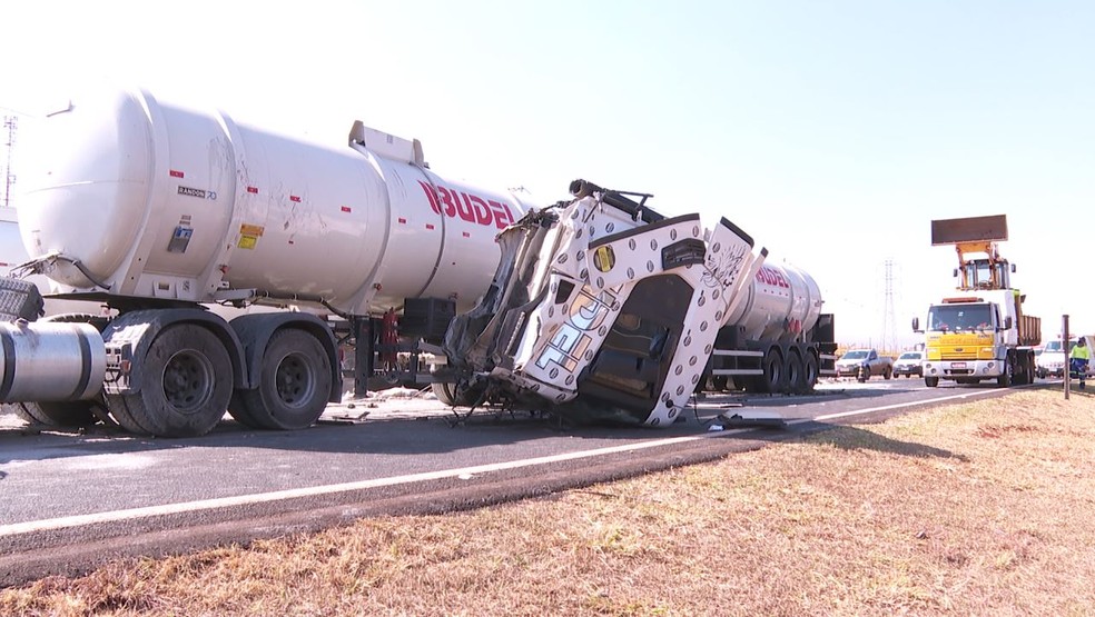 Cabine do caminhão-cilindro despencou após batida no Anel Viário Norte em Ribeirão Preto, SP   — Foto: Sérgio Oliveira/EPTV