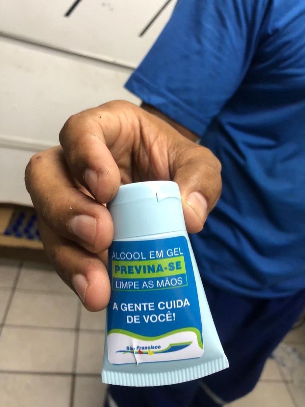 Rodoviários das empresas de ônibus de Maceió recebem álcool gel para higienizar as mãos — Foto: Sinturb-AL