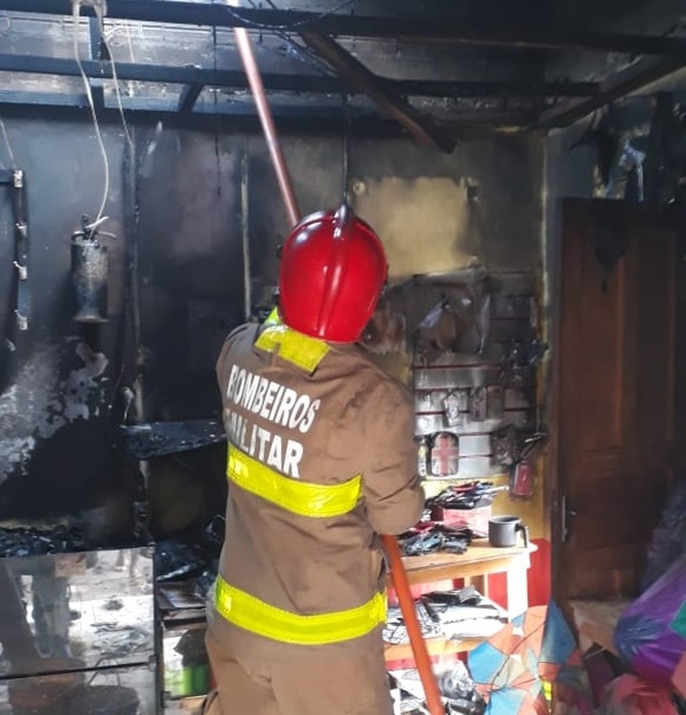 Incêndio teria começado pelo condensador do ar-condicionado — Foto: Divulgação/Corpo de Bombeiros