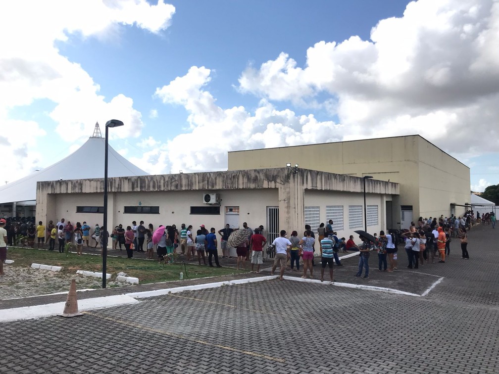 Fila de pacientes à espera de atendimento no centro de enfrentamento às síndromes gripais em Natal — Foto: Geraldo Jerônimo/Inter TV Cabugi