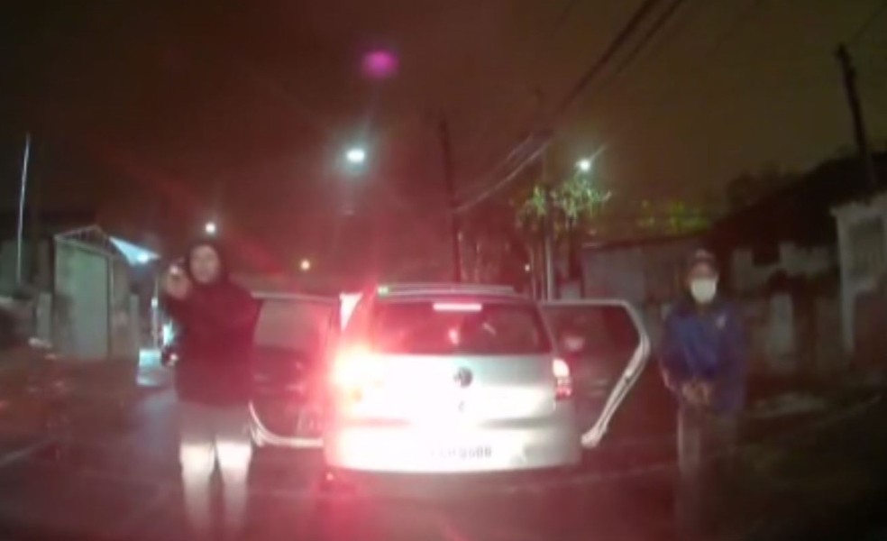 Criminosos tentaram roubar R$ 30 mil de empresário em Guarujá, SP — Foto: Reprodução
