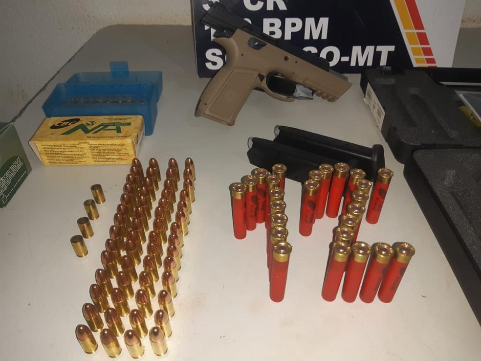 Arma e munições apreendidas pela polícia  — Foto: Polícia Militar