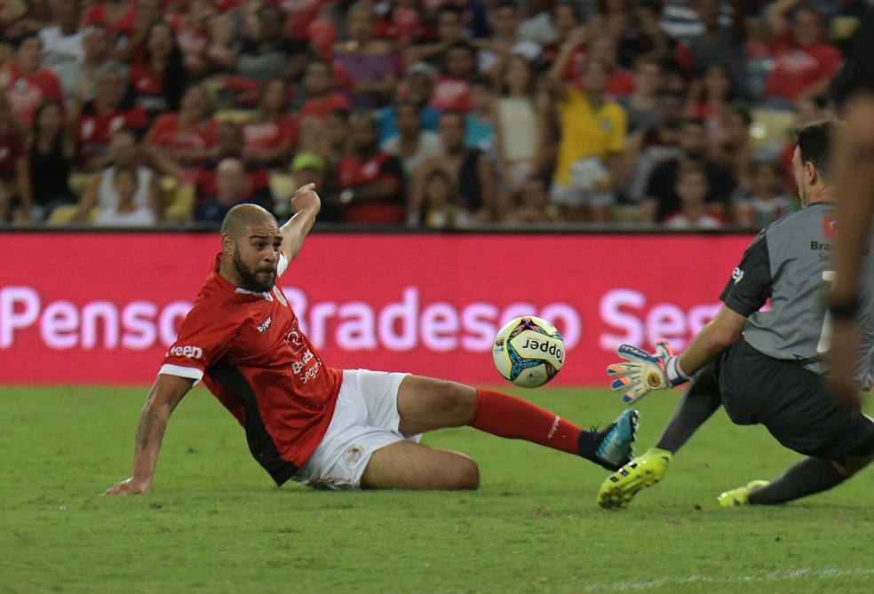 Adriano quase marcou em passe de Romário, mas estava em impedimento (Foto: Alexandre Durão)