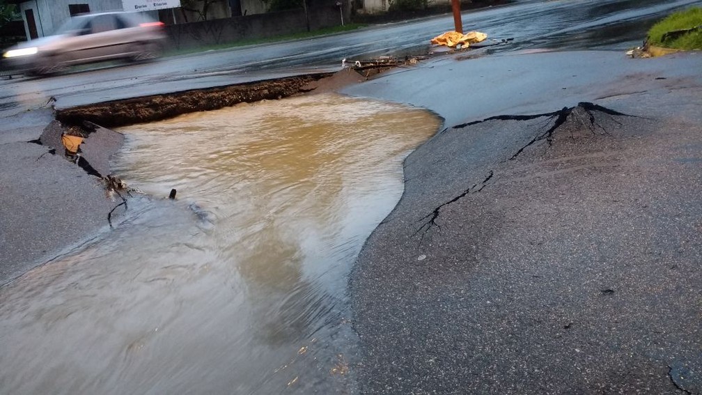 Rodovias em Florianópolis foram danificadas pela chuva  (Foto: Gregori Flauzino/NSC TV)