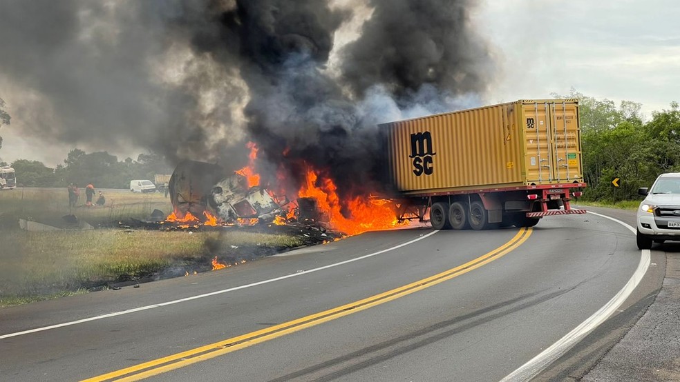 Carretas incendiaram após batida em Candói — Foto: PRF