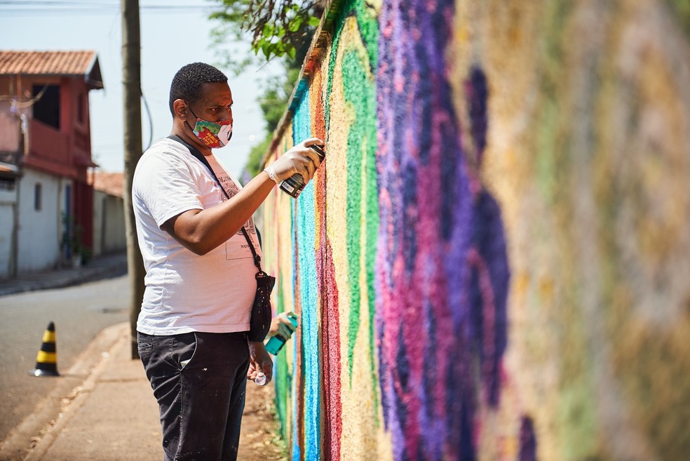 O atista e munitor do projeto 'Muros com Arte', Diogenes Moura — Foto: Vitor Garcia / Horizonte