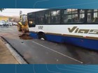 Asfalto cede e ônibus é 'engolido' por cratera em Barretos, SP; veja vídeo