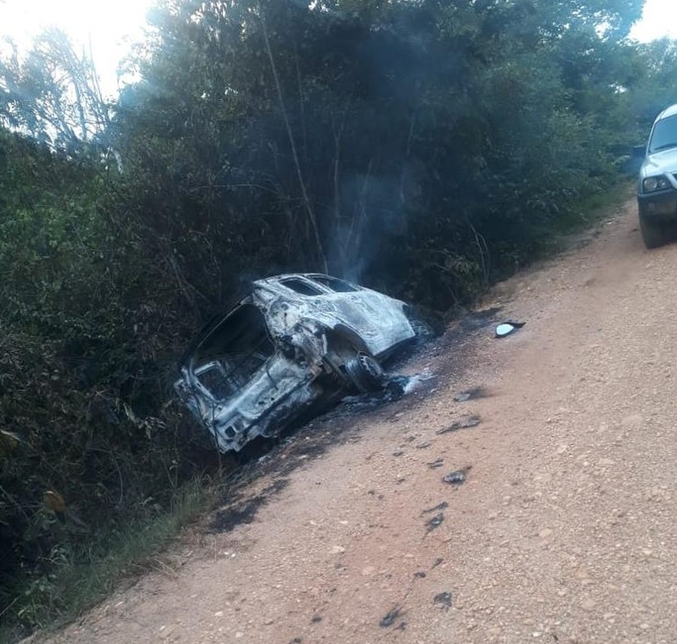 Carro incendiado após morte de PM em fazenda de Rondônia  — Foto: Polícia Militar/Divulgação