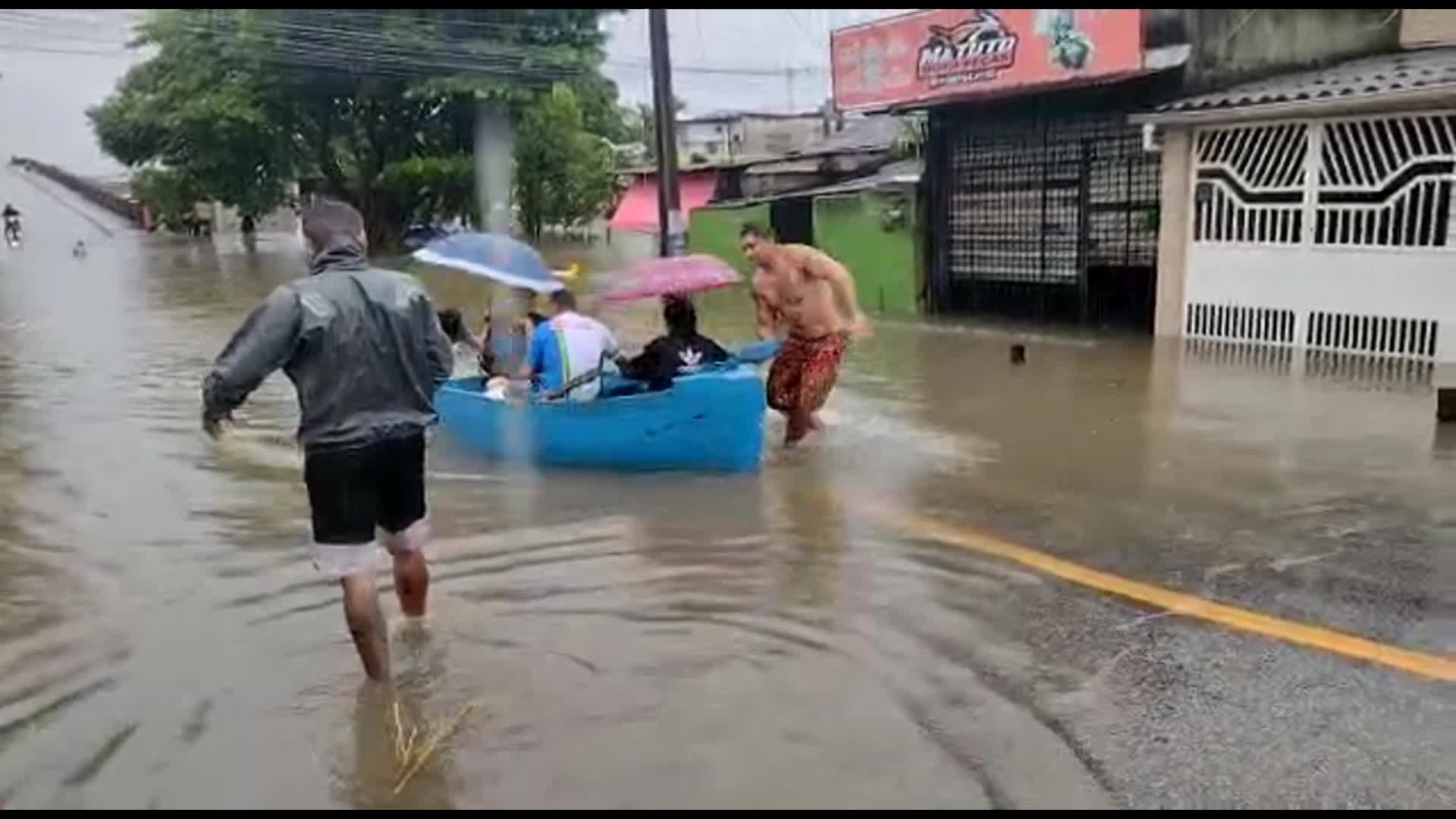 VÍDEO: casas caem em rio durante enxurrada; veja imagens da chuva que deixou dezenas de mortos em Pernambuco