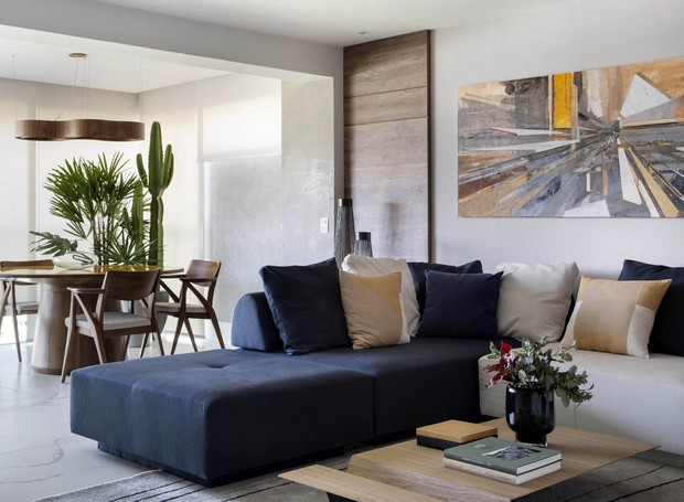 O sofá da  da Lider Interiores, que tem revestimento de linho misto azul, integra o projeto da arquiteta Virna Carvalho (Foto: Divulgação)