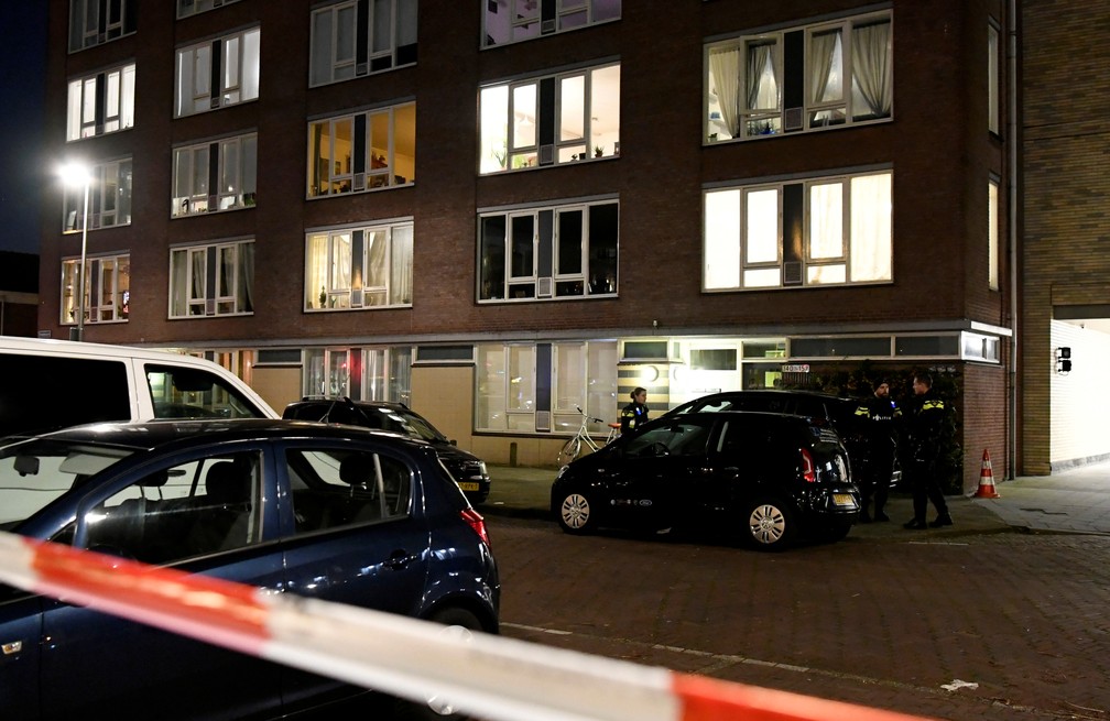 Policiais vasculham prédio onde suspeito de participar de ataque em Utrecht, na Holanda, foi preso — Foto: Piroschka van de Wouw/Reuters