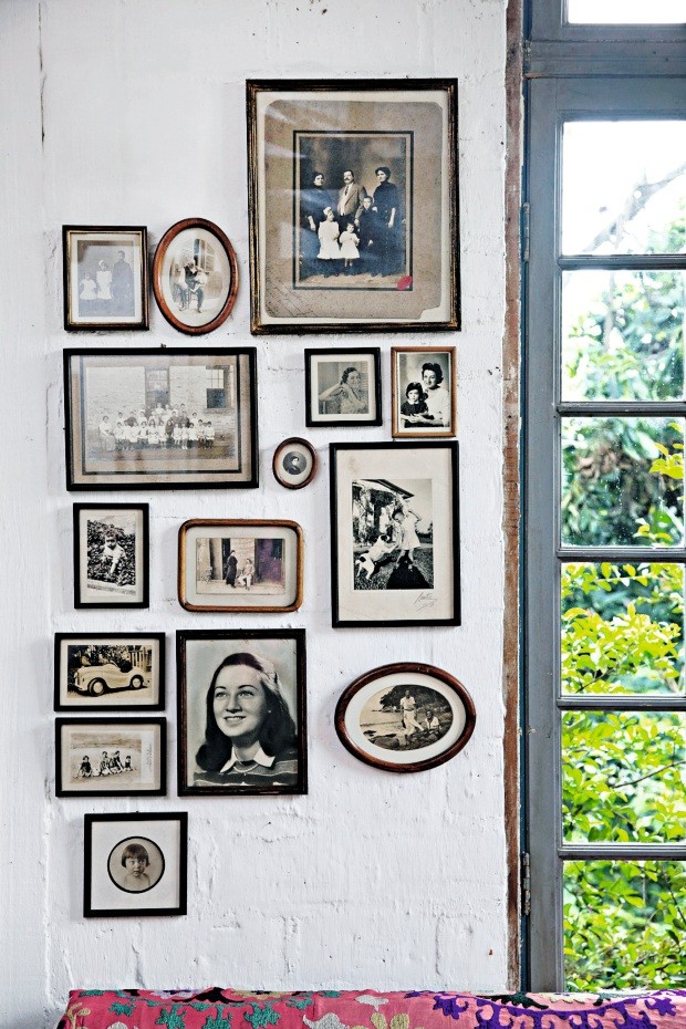 Porta-retratos antigos com fotos de família, mantidos nas molduras originais, intercalam formas retas e ovais (Foto: Evelyn Müller / Editora Globo)