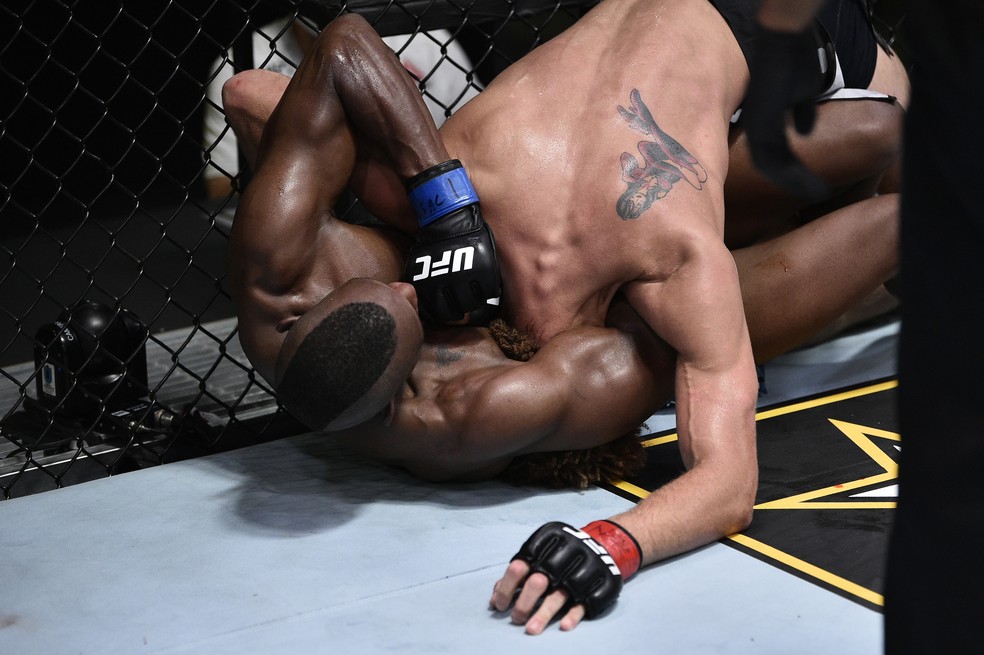Khama Worthy estrangulou Luis Peña no terceiro round no UFC: Poirier x Hooker — Foto: Getty Images