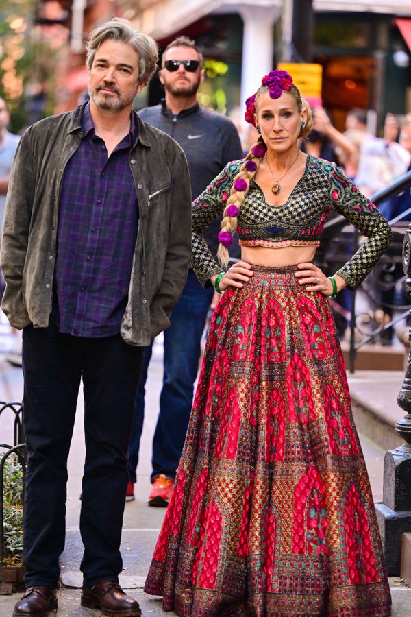 NEW YORK, NEW YORK - OCTOBER 20: Jon Tenney and Sarah Jessica Parker seen on the set of "And Just Like That..." the follow up series to "Sex and the City" in the West Village on October 20, 2021 in New York City. (Photo by James Devaney/GC Images) (Foto: GC Images)