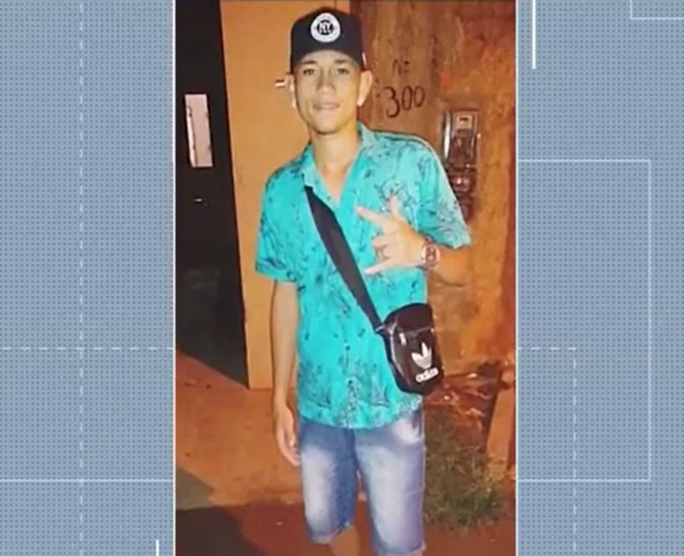 Carlos Henrique, de 21 anos, foi morto por PMs dentro de bar após militar assediar namorada dele — Foto: Rprodução/TV Bahia