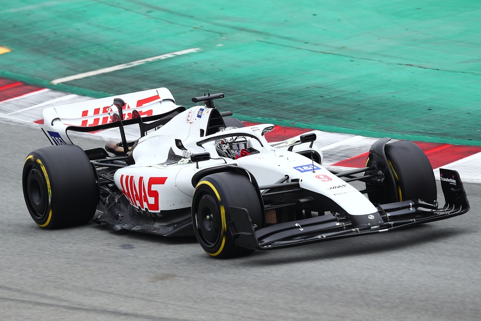Nikita Mazepin acelera com o carro da Haas sem as marcas da UralKali e as cores da Rússia nos testes de Barcelona — Foto: Eric Alonso/Getty Images