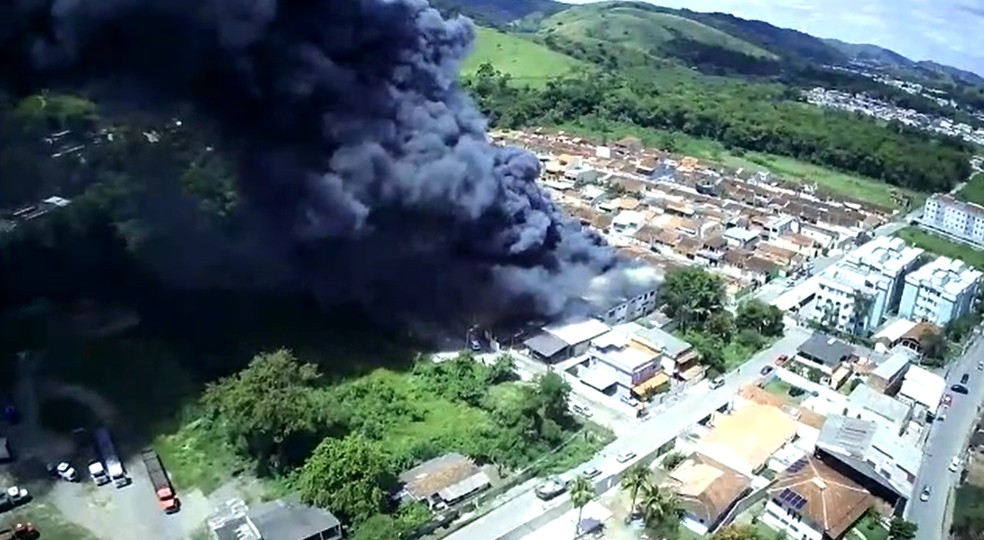Imagem do incêndio feita de um drone — Foto: Vagner Braga