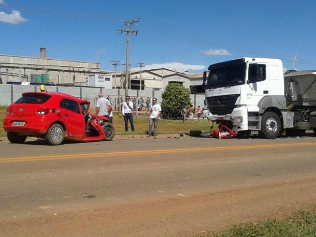 Colisão entre carro e caminhão matou motorista (Foto: Sidnei Miranda/ Folha Regional)