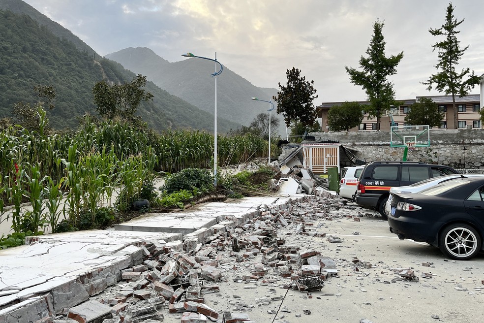 Imagem mostra destroços em Hailuogou, na China, após terremoto de 6,6 de magnitude, em 5 de setembro de 2022. — Foto: STR/ AFP 