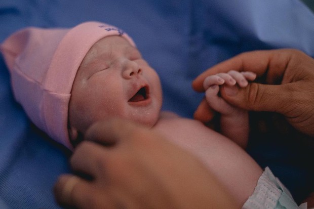 Nasce Chloe, segunda filha de Grazie Schmitt e Paulo Leal (Foto: Claudia Cintra Fotografia)