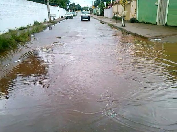 O Internauta diz que o alagamento atrapalha motoristas e pedestres (Foto: Internauta/VC no G1)