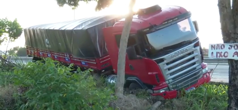 Acidente na BR-306 deixa uma pessoa morta e duas feridas
