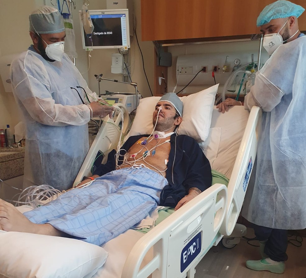 Felipe ficou internado por cinco meses, e durante esse tempo, passou 70 dias sedado — Foto: Arquivo Pessoal