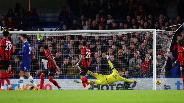 O goleiro Travers não consegue evitar o gol de Mason Mount (fora da foto)