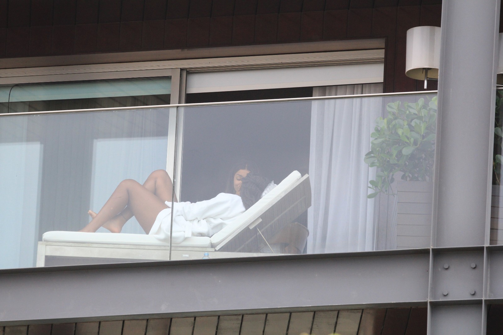 Ludmilla é vista com Brunna Gonçalves em hotel (Foto: AgNews/JC Pereira e Daniel Delmiro)