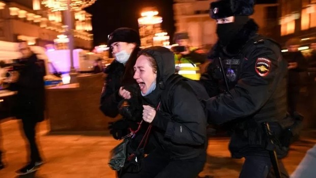 Muitos russos são contra a guerra, mas a polícia respondeu contra as manifestações (Foto: Getty Images via BBC)