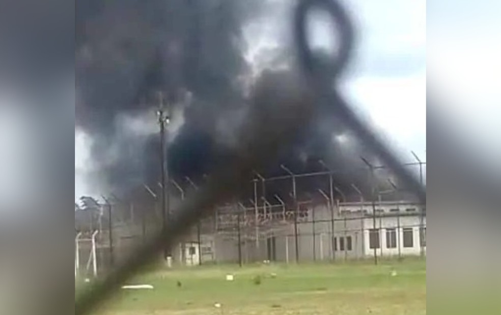 Galpão de de penitenciária pega fogo e mobiliza bombeiros em Avaré — Foto: In Foco/Divulgação