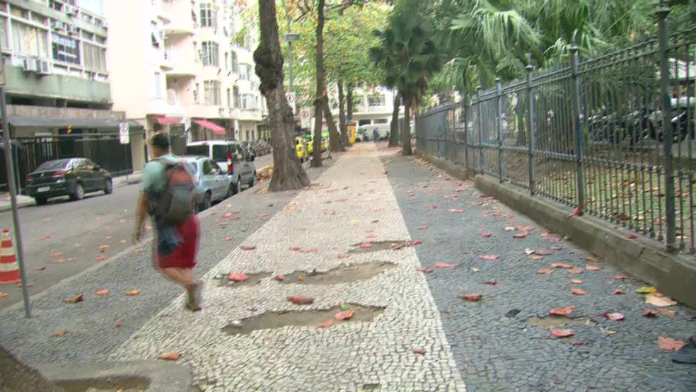 Celular é deixado para trás em perseguição na Praça Serzedelo Correia, em Copacabana, na Zona Sul do Rio — Foto: Flávio Capitoni/ TV Globo