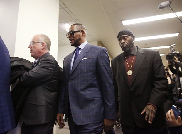R. Kelly se apresentou na corte de Chicago para negociar sua dívida de pensão dos filhos (Foto: Getty Images)